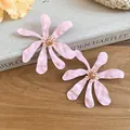 Detail van de roze emaille bloemenoorknopjes met een gouden hartje in het midden - 74# Roze Matte Grote Bloem met Gouden Meeldraad Oorbellen