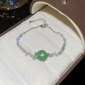 Elegantes silberfarbenes Zirkon-Blumenarmband mit grünem Edelstein in einer Box - Stil 48