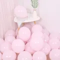 Vue détaillée de ballons en latex rose pastel empilés pour une décoration de fête élégante - 10 Pouces (100 Pièces/Paquet) / Rose Bonbon Macaron
