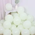 Primer plano de globos de látex macaron verde menta apilados con acabado brillante y nudo - 10 Pulgadas (100 Unidades/Paquete) / Verde Macarrón