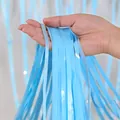 Dettaglio della tenda a frange celeste con riflessi metallici per decorazioni party - Blu macaron
