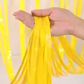 Dettaglio della tenda a frange giallo brillante con riflessi metallici per decorazioni - Giallo Macaron