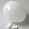Set de globos blancos de látex macarrón en estados inflados y desinflados para fiesta - 5 Pulgadas (100 Unidades/Paquete) / Blanco macarrón