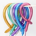 Vista dettagliata di palloncini modellabili cromati metallizzati in oro argento e viola - Confezione da 100 / Multicolore