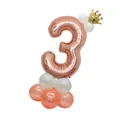 Stehende roségoldene Zahl 3 Ballon-Säule mit Goldkrone für Geburtstagspartys - Nummer 3 Roségold Säule