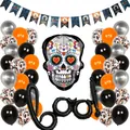 Makroansicht von Halloween-Deko-Set mit Totenkopf-Folienballon und BOO-Buchstabenballons - Skelett Banner Stil
