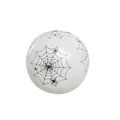 Detailansicht eines weißen Latexballons mit schwarzem Spinnennetz und Spinnendrucken - 12-Zoll Weißer Spinnennetz-Druck Stil (100 Stück/Packung)