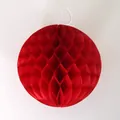 Dettaglio di una palla a nido d'ape rossa in carta con cordino per decorazioni - 8 Pollici (Diametro 20CM) / Rosso