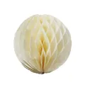 Dettaglio ravvicinato di una palla a nido d'ape in carta crema con texture piegate fini - 8 Pollici (Diametro 20CM) / Bianco Sporco
