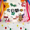 Dettaglio di decorazioni per compleanno con cappellini colorati e arazzo da parete - Stile Fiore Felice Oggi (5145163871131)