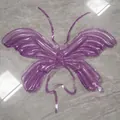 Detailansicht lila aufblasbare Schmetterlingsflügel mit Trägern auf Fliesenboden - Gelee Lila Flügel (Kein Licht)