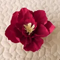 Dunkelrosenrote Krepppapierblume mit gelben Staubgefäßen für Hochzeitsdekoration - Klein / Burgunderrot