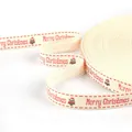 Dettaglio del nastro in cotone crema con testo Merry Christmas rosso e gufo - Gufo di Natale Merry Christmas Stile (Modello #39) / Larghezza 1,5 cm, 5 iarde/confezione