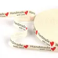 Dettaglio nastro in cotone da 1,5 cm con stampa Handmade with Love e cuore rosso - Stile Handmade with Love (#38) / Larghezza 1,5 cm, 5 iarde/confezione
