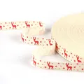 Dettaglio del nastro in cotone da 1,5 cm con renne rosse e stelle per il fai da te natalizio - Stile Natalizio con Renna Rossa e Stella (#32) / Larghezza 1,5 cm, 5 iarde/confezione