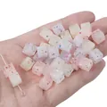 Cuentas cúbicas de acrílico estilo terrazo de colores para joyas DIY en la palma - Cuenta de Cubo Cuadrado 8×8mm (40 Piezas/Paquete)