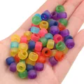 Gros plan de perles pony mates colorées à grands trous pour le bricolage DIY en main - Diamètre env. 9mm, Hauteur env. 6mm, Trou env. 3,5/4mm / Couleurs mélangées transparentes dépolies (environ 100 pièces/paquet)