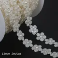 Nastro con fiori di perle crema 13mm su bobina per decorazioni da sposa fai-da-te - Catena di Perle Artificiali a Forma di Fiore / 13mm (2m/Confezione) / Bianco latte