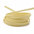Cordino in finta pelle scamosciata giallo chiaro da 3mm per gioielli fai da te - 4m Confezione (Larghezza 2,5-2,6mm) / Giallo Crema