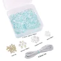 Makro-Detail des DIY-Schmucksets mit Glassplittern, Perlen und elastischer Schnur - See-Blaue Serie