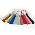 Détail de 13 pompons colorés en polyester avec des nœuds tissés décoratifs - Lot de 10 / Mélange Aléatoire de 10 Couleurs