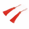 Detalle de dos borlas de poliéster rojo con lazo trenzado e hilos metálicos dorados - Paquete de 10 / Rojo