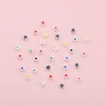 Bunte Blumenperlen aus Harz für DIY-Schmuck auf einem weichen rosa Hintergrund - 1 Strang (ca. 37-45 Stück, Durchmesser 4-5mm) / Weiß