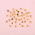 Unregelmäßige orangefarbene und gelbe fünfblättrige Blumenperlen für DIY-Schmuckherstellung - 1 Strang (ca. 37-45 Stück, Durchmesser 4-5mm) / Braun
