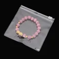Rosa Edelstein Armband mit goldenem Pixiu-Anhänger in einer PVC Schmuckverpackung - 10 Stück/Packung (11x11cm)