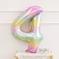 Ballon en aluminium chiffre 4 dégradé arc-en-ciel avec motifs d'étoiles blanches et dorées - Chiffre 4