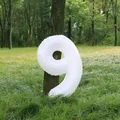 Globo blanco número 9 de 32 pulgadas apoyado en un árbol en un entorno de bosque natural - Número 9
