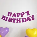 Dettaglio dello striscione viola Happy Birthday in tessuto non tessuto per feste - Viola