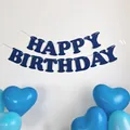 Dettaglio dello striscione Happy Birthday blu con palloncini a cuore per compleanno - Blu