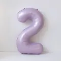Dettaglio del palloncino numero 2 viola crema per decorazioni di feste di compleanno - Numero 2