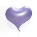 Dettaglio di un palloncino a cuore da 22 pollici in alluminio lavanda opaco con filo - Viola Macaron