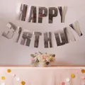 Detalle de pancarta plateada Happy Birthday con efecto espejo para decoración de fiestas - Plateado Brillante