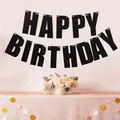 Primer plano de pancarta negra Happy Birthday de cartulina sobre un fondo rosa de fiesta - Negro Purpurina
