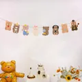 Detailoverzicht van vintage beer verjaardagsslinger met berenballon en feestversieringen - Dansende Cartoon Beer Banner