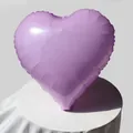 Primer plano de globo de corazón lavanda metalizado sobre un soporte blanco elegante - 18 Pulgadas Macaron Púrpura Corazón