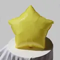 Vista dettagliata di un palloncino in foil giallo a forma di stella da 18 pollici - 18 Pollici Macaron Giallo Stella