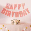 Bannière rose Happy Birthday pour décorations de fête sur fond rose poudré clair - Rose Perlé