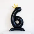 Globo número 6 negro mate con corona dorada y base para decoración de 6º cumpleaños - Número 6