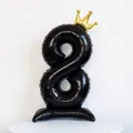 Globo número 8 negro de 40 pulgadas con corona dorada y base de soporte - Número 8