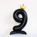 Globo de número 9 negro de 40 pulgadas con corona dorada y base de soporte estable - Número 9