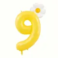 Dettaglio del palloncino giallo numero 9 con margherita per decorazione festa di compleanno - Numero 9