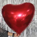 Dettaglio di un grande palloncino a cuore rosso in alluminio con finitura metallica lucida - Stile Cuore Lucido / Rosso