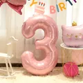 Rosafarbener Perlglanz-Zahlenballon 3 für den 3. Geburtstag mit Katzen-Deko-Elementen - Zahl 3