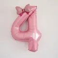 Globo de papel de aluminio rosa número 4 de 32 pulgadas con un lazo de lunares - Número 4