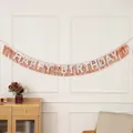 Cortina de flecos oro rosa y pancarta blanca de Happy Birthday en una pared blanca - Rosa oro
