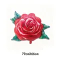 Dettaglio del palloncino in alluminio a rosa rossa con misure 79cmX66cm su bianco - Rosso